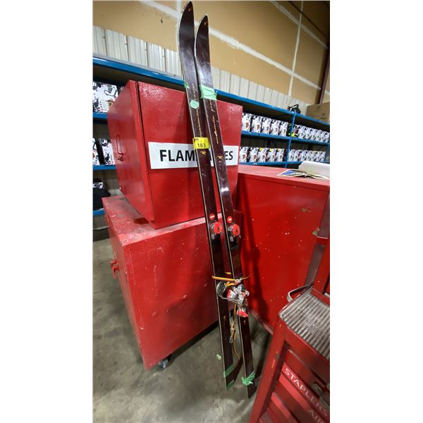 PAIR OF ROSSIGNOL STRATO VINTAGE SKIIS WITH BINDINGS