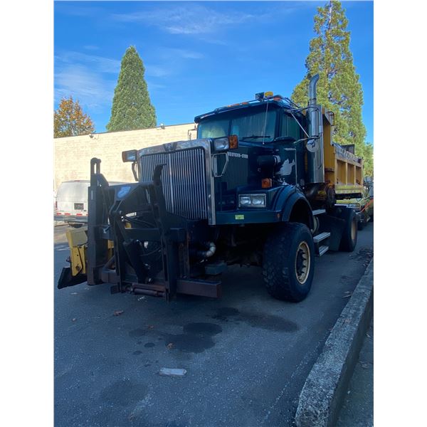 2001 WESTERN STAR 4844S, 2DR DUMP TRUCK, GREEN, VIN 2WLNEC2G01K969703,