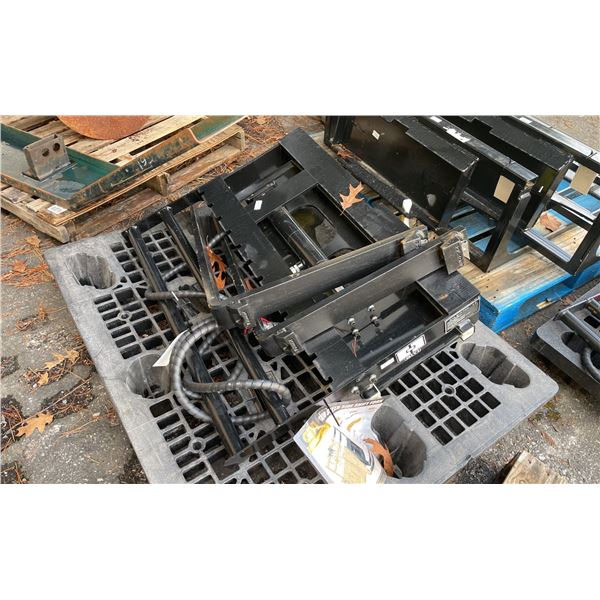 GIYI GY-CYHC BLACK INDUSTRIAL MINI SKID STEER HYDRAULIC SIDE SHIFT FORK ATTACHMENT WITH FORKS