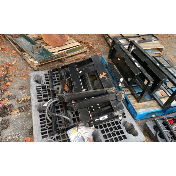 GIYI GY-CYHC BLACK INDUSTRIAL MINI SKID STEER HYDRAULIC SIDE SHIFT FORK ATTACHMENT WITH FORKS