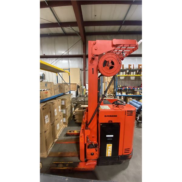 RAYMOND REACH-FORK 20R30TT 3000LB CAPACITY 216" 2 STAGE MAST 24V ELECTRIC RIDE ON SHUNT TRUCK WITH