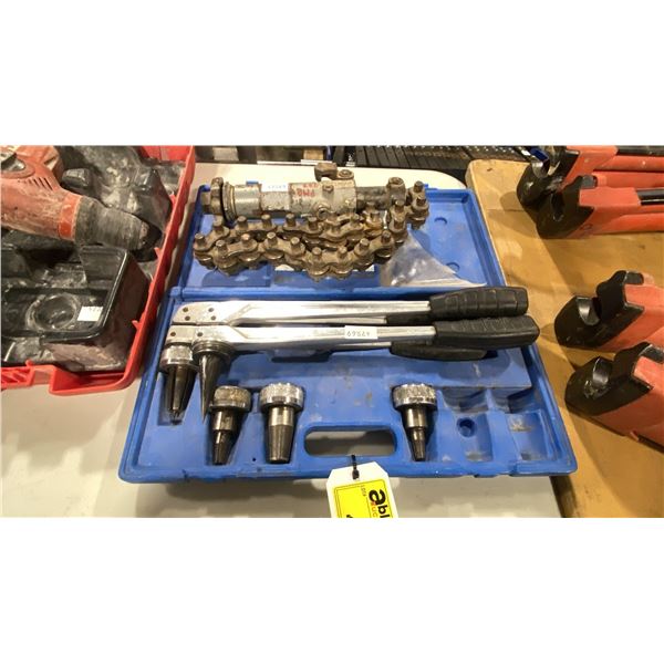 HEAVY DUTY PIPE CLAMP WITH 2 HAND PIPE THREADING TOOLS IN HARD TRANSPORT CASE