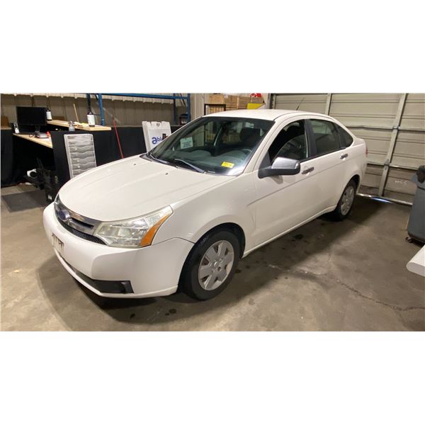 2009 FORD FOCUS SE, 4DRSD, WHITE, VIN 1FAHP35N89W192840,