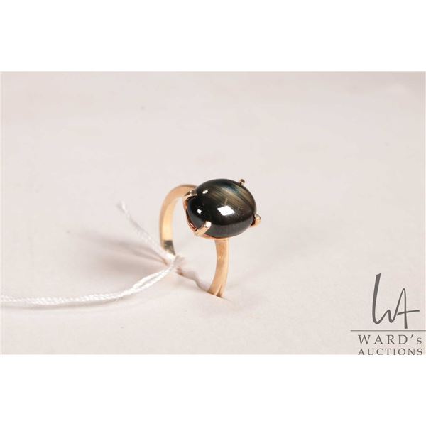 10kt yellow gold ring set with black cabochon gemstone, size 5.5