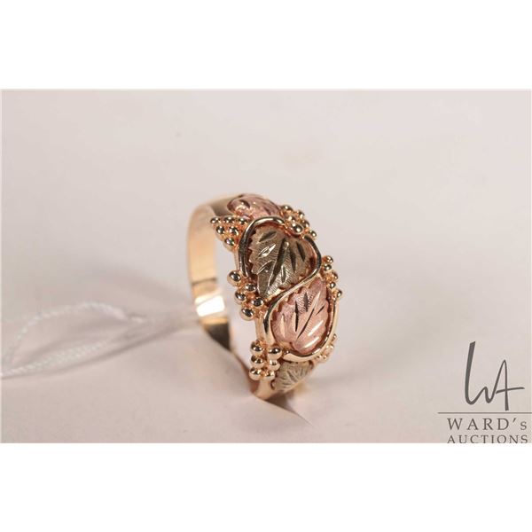 10kt yellow, green and pink gold leaf and berry motif ring, size 10.25