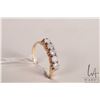 Image 1 : 10kt yellow gold ring set with five opal gemstones, size 8.25