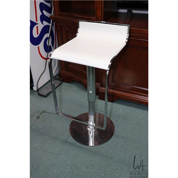 Adjustable and swivelling low back stool with chrome frame and vinyl wrapped seat