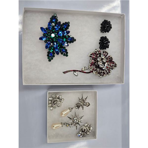 Selection of vintage costume jewellery including black signed Sherman oval cabochon and faceted roun