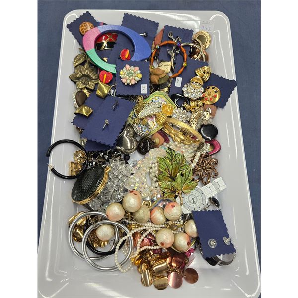 Tray lot of vintage collectible costume jewellery including necklaces, earrings, bracelets etc. lots