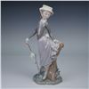 Image 1 : Lladro Porcelain Figurine, Young Lady in Trouble, Item #01004912