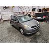 Image 10 : PARKSVILLE - 2004 TOYOTA SIENNA XLE, GREY, 310307 KMS, FRONT WHEEL DRIVE. - B063442