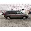 Image 11 : PARKSVILLE - 2004 TOYOTA SIENNA XLE, GREY, 310307 KMS, FRONT WHEEL DRIVE. - B063442