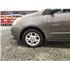 Image 31 : PARKSVILLE - 2004 TOYOTA SIENNA XLE, GREY, 310307 KMS, FRONT WHEEL DRIVE. - B063442