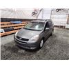 Image 4 : PARKSVILLE - 2004 TOYOTA SIENNA XLE, GREY, 310307 KMS, FRONT WHEEL DRIVE. - B063442