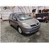 Image 9 : PARKSVILLE - 2004 TOYOTA SIENNA XLE, GREY, 310307 KMS, FRONT WHEEL DRIVE. - B063442