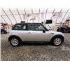 Image 11 : PARKSVILLE - 2004 MINI COOPER, SILVER, 182561 KMS, FRONT WHEEL DRIVE. - PC54226