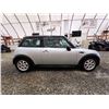 Image 11 : PARKSVILLE - 2004 MINI COOPER, SILVER, 182561 KMS, FRONT WHEEL DRIVE. - PC54226