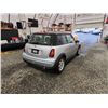Image 15 : PARKSVILLE - 2004 MINI COOPER, SILVER, 182561 KMS, FRONT WHEEL DRIVE. - PC54226