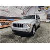 Image 2 : PARKSVILLE - 2006 JEEP GRAND CHEROKEE, SILVER, 190395 KMS, FOUR WHEEL DRIVE. NO RESERVE. - D308918