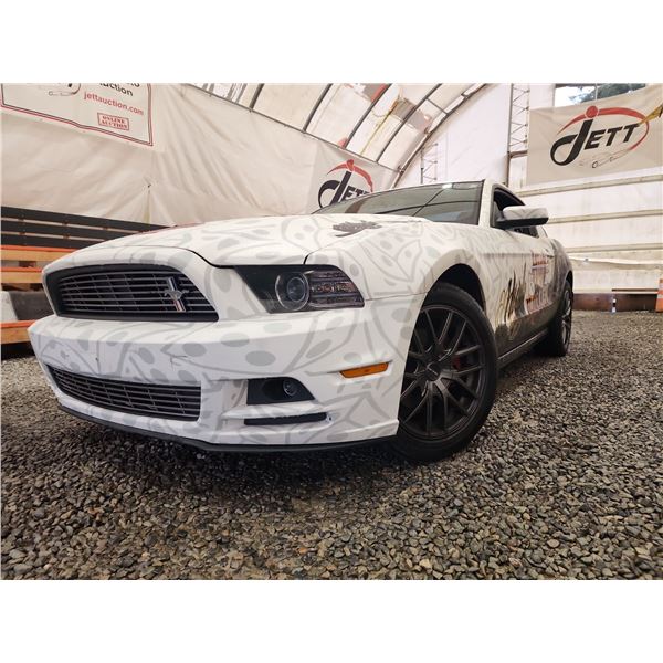 PARKSVILLE - 2014 FORD MUSTANG, WHITE, 172709 KMS, REAR WHEEL DRIVE. - D317638