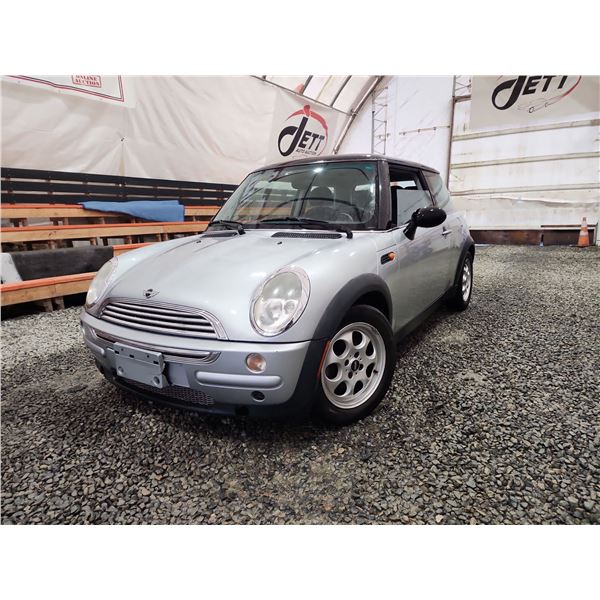 PARKSVILLE - 2004 MINI COOPER, SILVER, 182561 KMS, FRONT WHEEL DRIVE. - PC54226