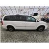 Image 11 : PARKSVILLE - 2015 CHRYSLER TOWN AND COUNTRY, WHITE, 188541 KMS, FRONT WHEEL DRIVE. - D714640