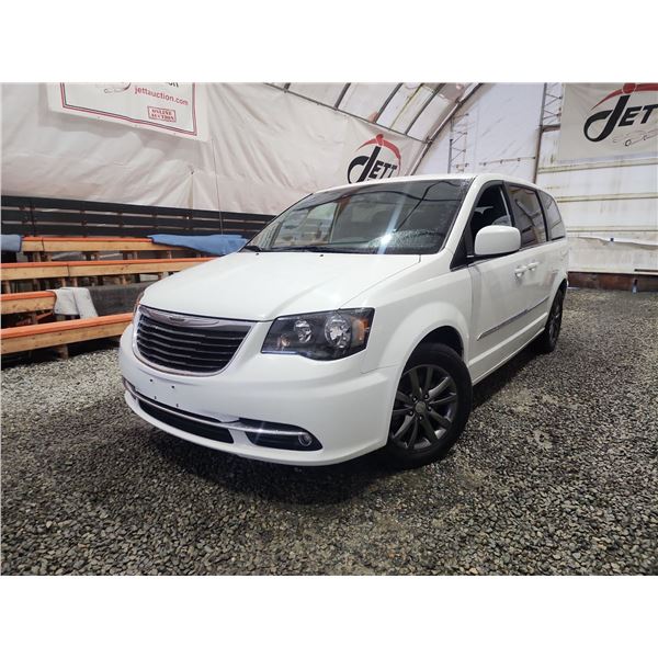 PARKSVILLE - 2015 CHRYSLER TOWN AND COUNTRY, WHITE, 188541 KMS, FRONT WHEEL DRIVE. - D714640