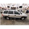 Image 13 : PARKSVILLE - 2002 HYUNDAI SANTA FE, SILVER, 251745 KMS, FRONT WHEEL DRIVE. - D332333