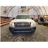 Image 5 : PARKSVILLE - 2010 TOYOTA TACOMA, NO RESERVE ,  WHITE, 273009 KMS- D722350