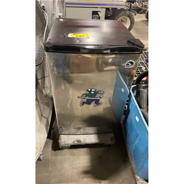 IGLOO STAINLESS STEEL / BLACK SINGLE DOOR ELECTRIC BAR FRIDGE *MOBILE CART NOT INCLUDED*
