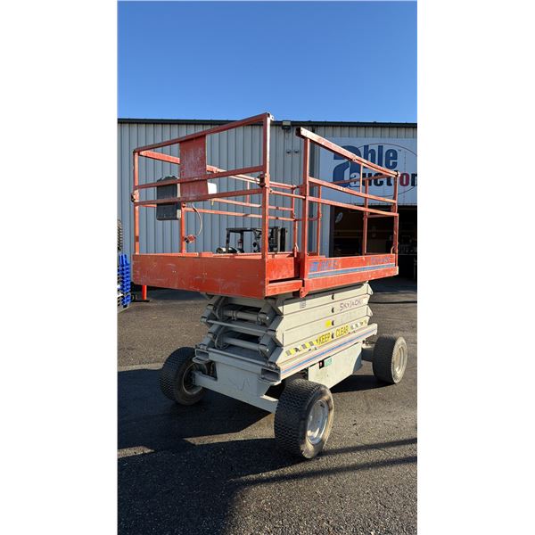 SKYJACK SJ 111-6832 ORANGE 32" X 68" INDUSTRIAL 1000 LBS CAPACITY ELECTRIC MAN LIFT WITH EXTENSION