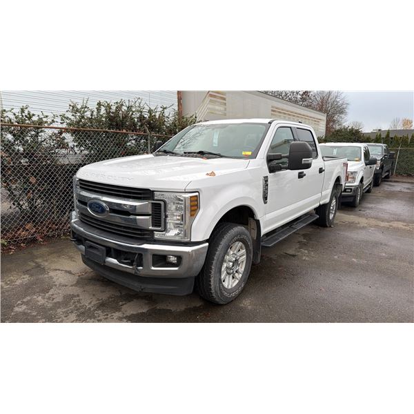 2019 FORD F-250 XLT FX4 OFFROAD, 4DR CREW CAB PU, WHITE, VIN 1FT7W2B62KEF26159,