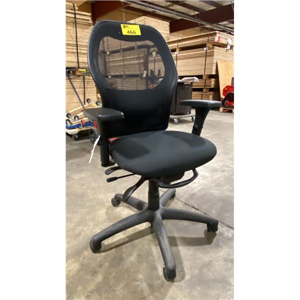 BLACK MESH BACK GAS LIFT MOBILE OFFICE CHAIR