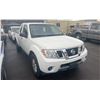 Image 4 : 2015 NISSAN FRONTIER SV 4X4, 2DR EX CAP PICKUP, WHITE, VIN 1N6AD0CW2FN756978,