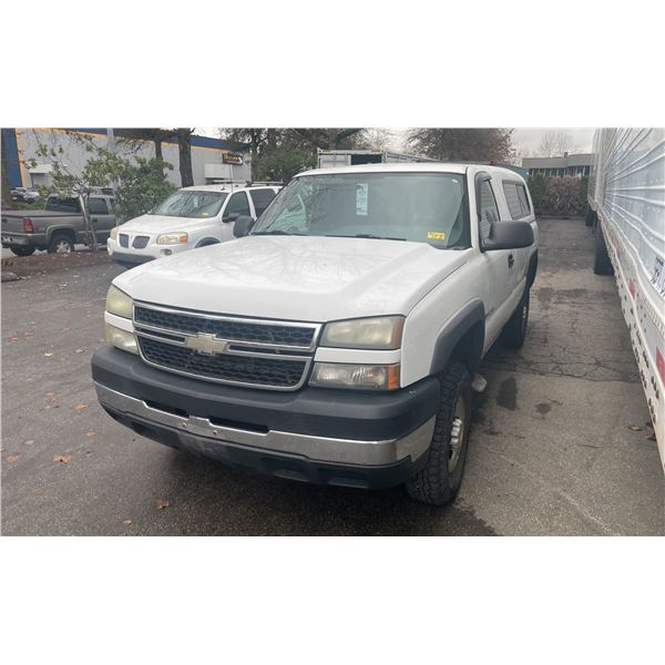 2006 CHEVROLET 2500HD LS, 2DR PICKUP, WHITE, VIN 1GCHC24UX6E119432,