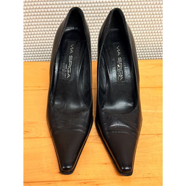 Used Via Spiga Black Leather Pumps Sz 6.5   (heel needs repair)