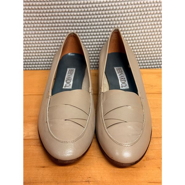 NEW Bernardo Cream Leather Loafer Flats, Size 10