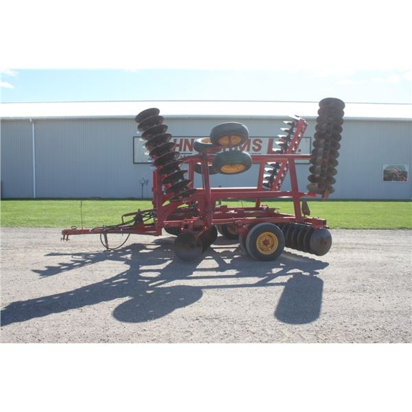MF 820, 25' hydraulic folding disc