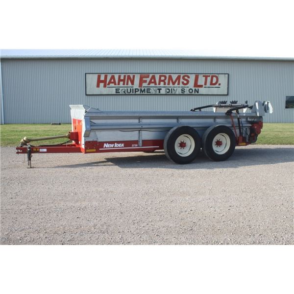 New Idea 3739 tandem axle manure spreader