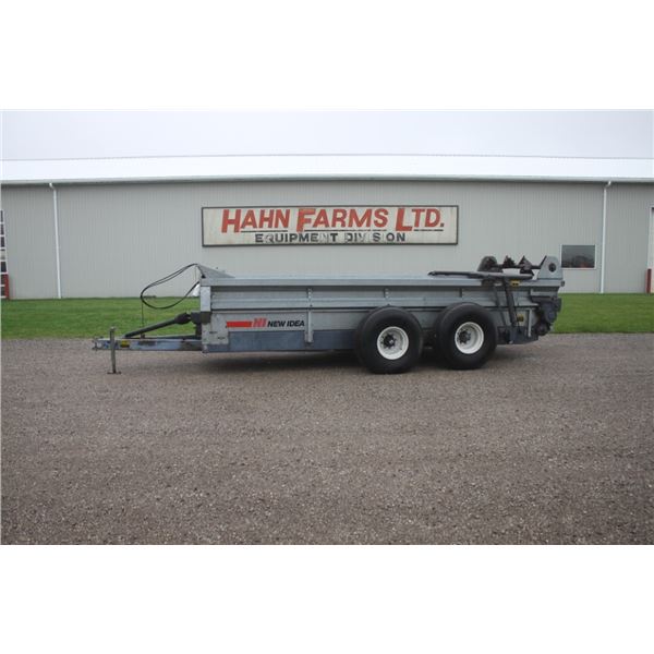 New Idea 3639 tandem axle manure spreader