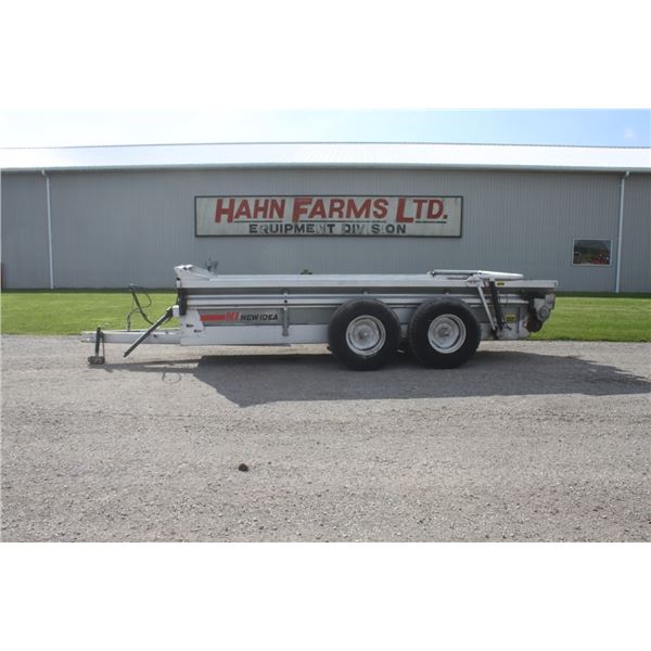 New Idea 3632 tandem axle manure spreader