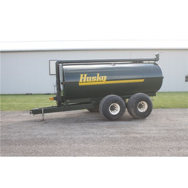 Husky 3000 gallon liquid manure tank, tandem axle
