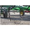 Image 12 : JD 960 24' hyd folding s-tine cultivator