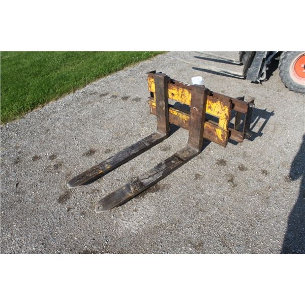 Farm King pin on pallet forks