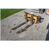 Image 1 : Farm King pin on pallet forks