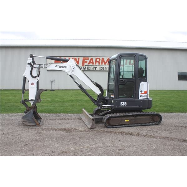 Bobcat E35 mini excavator, cab, air, 2200 hours