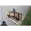 Image 3 : Forage King 2 prong bale spear, 3pth/ldr pin-on coupler