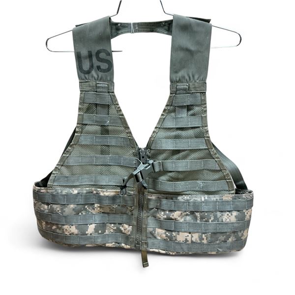 US Military Molle Vest, Looks About 2XL in Digi Camo