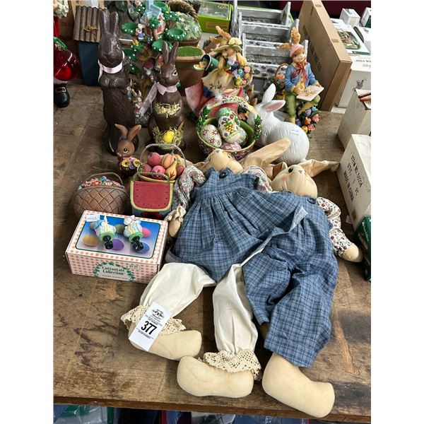 Easter Figurines, Décor