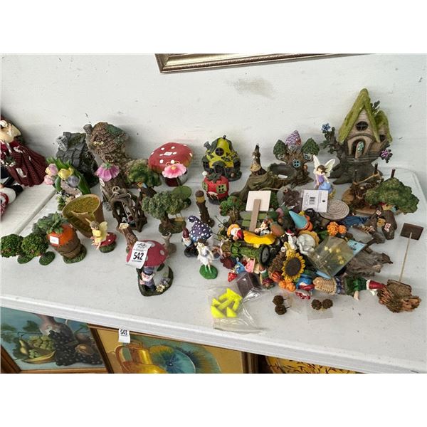 Asst. Collector Houses/Figurines